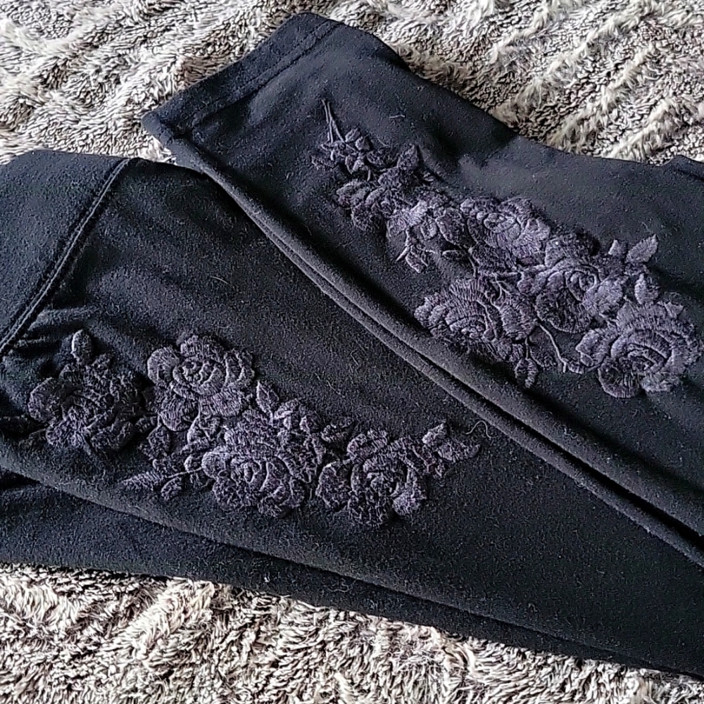 Black rose embroidered leggings size L